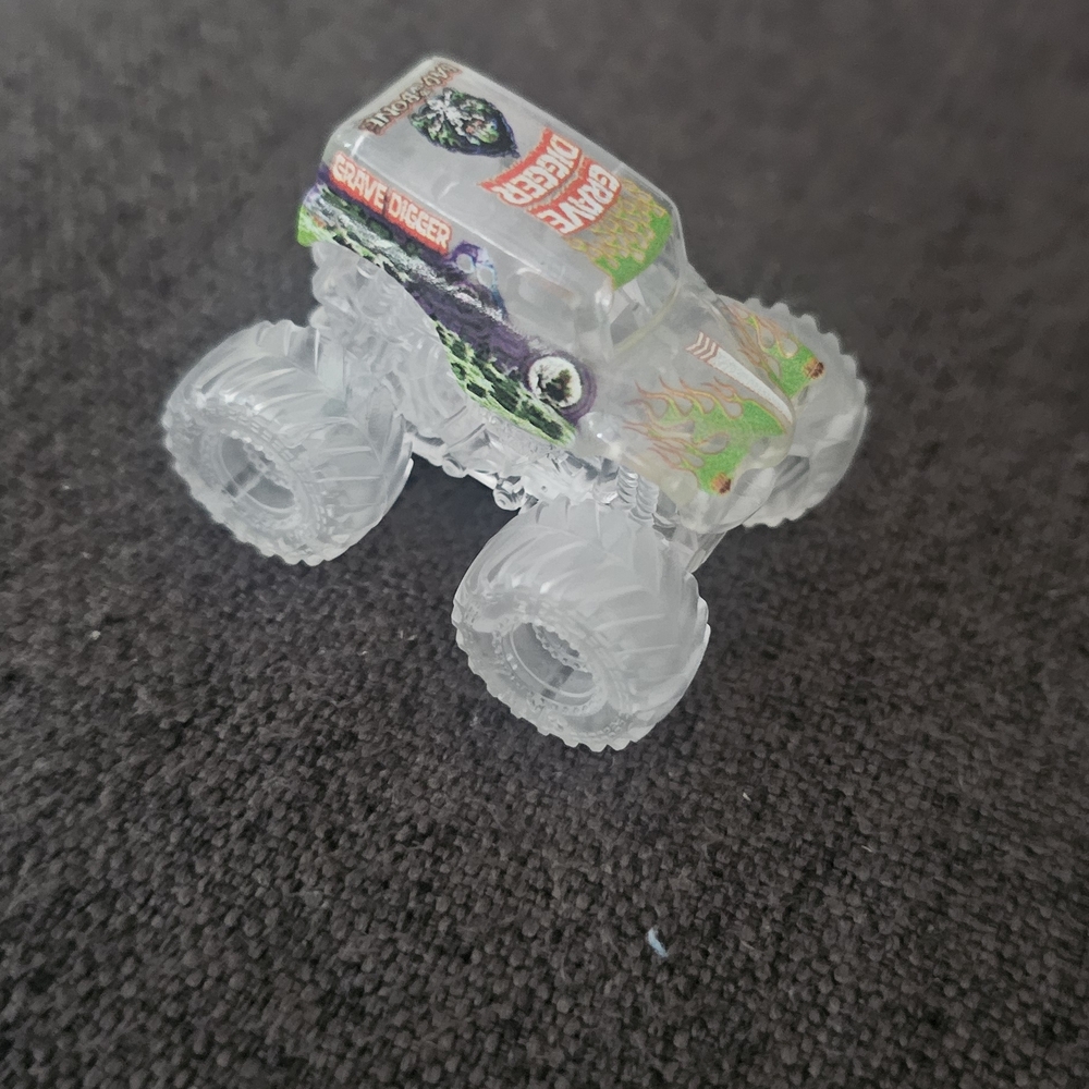 *2024 MONSTER JAM MINI Series #15 - GRAVE DIGGER GHOST RARE CHASE